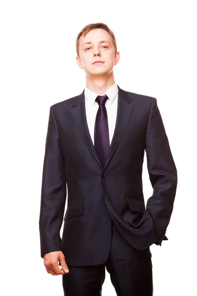 Ung snygg affärsman i svart kostym står rakt, porträtt isolerad på vit bakgrund — Stockfoto