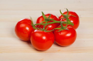 kök ahşap masa üzerinde ile organik kırmızı domates