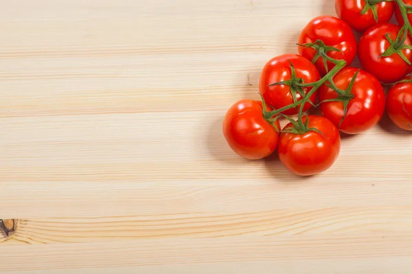 Tomates rojos frescos en la mesa de madera, aislados — Foto de Stock