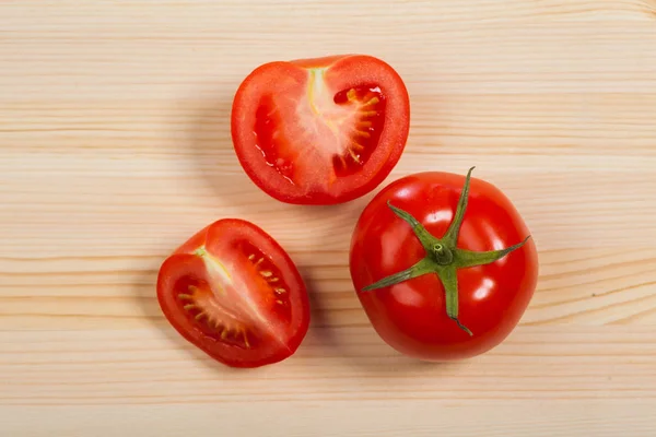 Нарезанные красные помидоры на столе, изолированные — стоковое фото