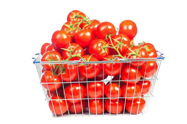 Hay una cesta llena de tomate rojo maduro. Imagen conceptual de la compra de verduras y alimentación saludable . — Foto de Stock