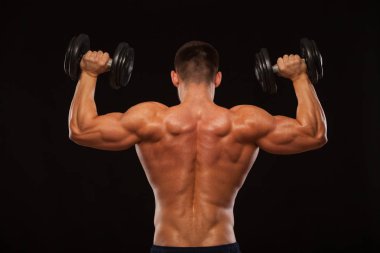 Kaslı erkek model vücut geliştirmeci geri döndü dumbbells ile yapıyor. Siyah arka plan ile boşaltmak izole