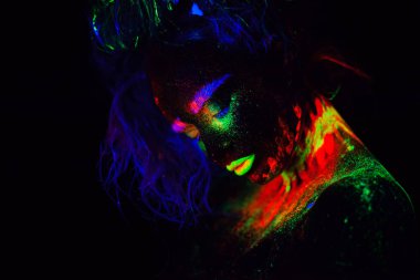 Güzel dünya dışı model ve kadın ile mavi heair neon ışık yeşil dudaklar. Floresan Makyajlı kadın Uv renkli makyaj ile poz sanat tasarım güzel model portresi olduğunu