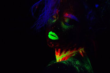 Güzel dünya dışı model kadın mavi saçlı ve neon ışık yeşil dudaklar. Floresan Makyajlı kadın Uv ile renkli poz sanat tasarım güzel modelinin yakın portre olduğunu