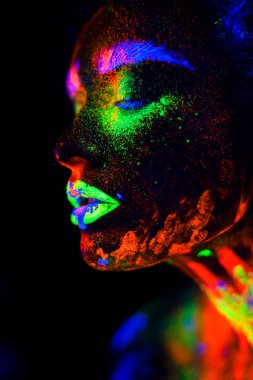 Güzel dünya dışı model neon ışık kadında. Bu güzel modeli ile floresan makyaj, kadın Uv renkli makyaj ile poz sanat tasarım portresi var. Siyah arka plan üzerine izole