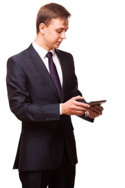 Genç yakışıklı işadamı beyaz arka plan üzerinde izole onun dijital tablet üzerinde çalışıyor