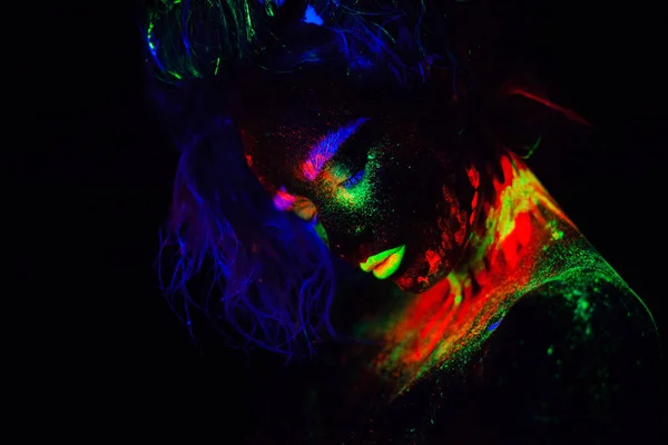 Vackra utomjordiska modell kvinna med blå heair och gröna läppar i neonljus. Det är porträtt av vackra modell med fluorescerande make-up, Art design av kvinnliga poserar i Uv med färgglada make up — Stockfoto