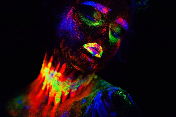 Schöne außerirdische Model-Frau im Neonlicht. Es ist das Porträt eines schönen Modells mit fluoreszierendem Make-up, Kunstdesign von Frauen, die in UV mit buntem Make-up posieren. isoliert auf schwarzem Hintergrund — Stockfoto