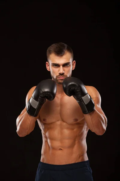 ボクシング グローブでの 6 パックの abs 樹脂と完璧な胴体の筋肉青年、さまざまな動きを見せているし、copyspace に分離された黒の背景を打つ — ストック写真