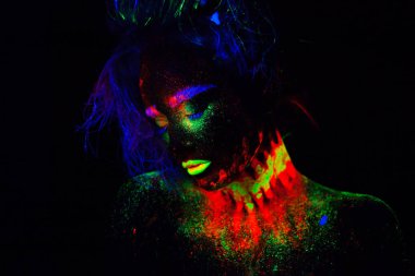 Güzel dünya dışı model ve kadın ile mavi heair neon ışık yeşil dudaklar. Floresan Makyajlı kadın Uv renkli makyaj ile poz sanat tasarım güzel model portresi olduğunu