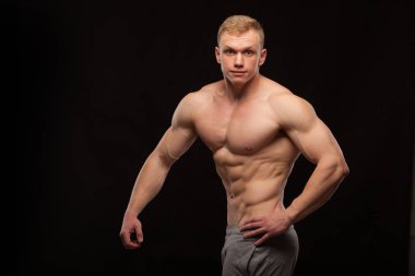 Atletik yakışıklı adam fitness-altı paketi abs ve oblik karın kasları gösteren model. siyah arka plan ile boşaltmak izole
