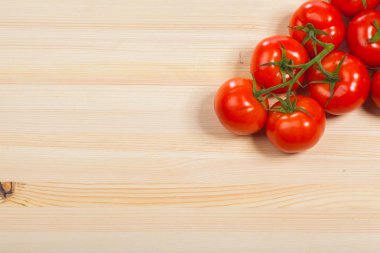 Taze kırmızı domates izole ahşap tablo