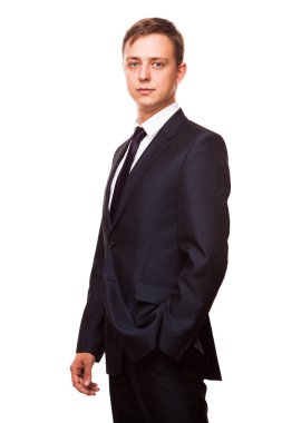 Siyah elbiseli genç yakışıklı işadamı düz beyaz arka plan üzerinde izole portre duruyor