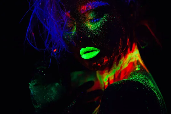 Mulher modelo extraterrestre bonita com cabelo azul e lábios verdes em luz de néon. É retrato próximo do modelo bonito com composição fluorescente, projeto da arte da fêmea que posa em UV com colorido — Fotografia de Stock