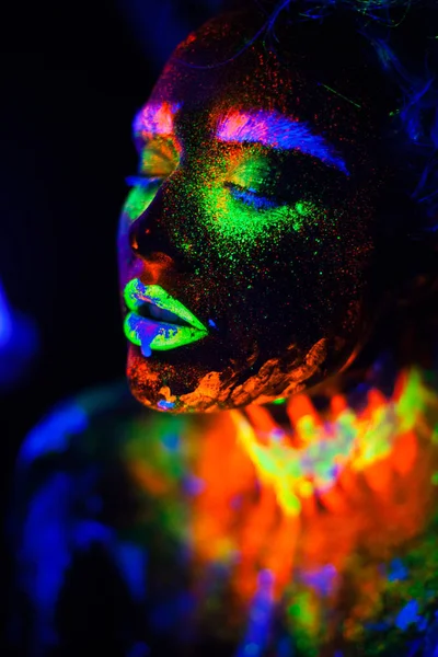 Mulher modelo extraterrestre bonita em luz de néon. É retrato de modelo bonito com maquiagem fluorescente, design de arte da fêmea posando em UV com maquiagem colorida. Isolado em fundo preto — Fotografia de Stock