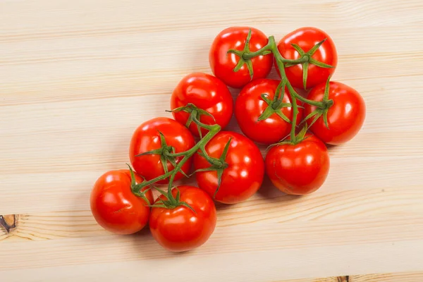 Tomates rojos frescos en la mesa de madera, aislados — Foto de Stock