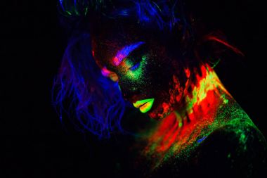 Güzel dünya dışı model ve kadın ile mavi heair neon ışık yeşil dudaklar. Floresan Makyajlı kadın Uv renkli makyaj ile poz sanat tasarım güzel model portresi olduğunu