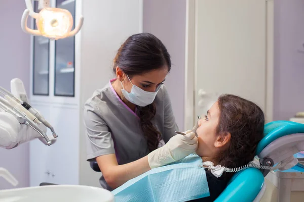 Bella bambina aprendo la bocca larga durante il trattamento dei denti dal dentista — Foto Stock