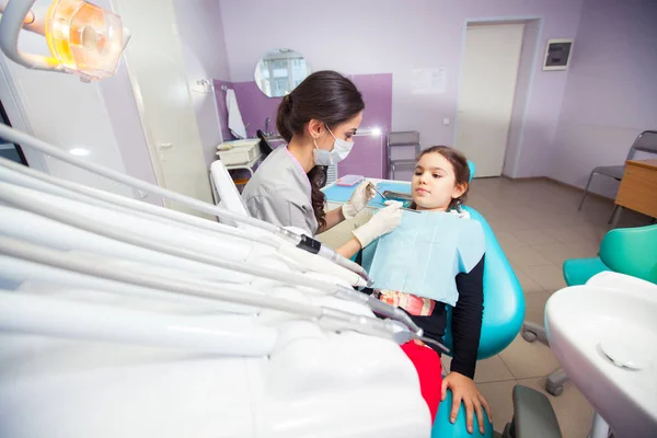 Detail hezká holčička otevírání ústa během léčení zubů zubním lékařem — Stock fotografie