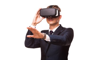 Sanal gerçeklik gözlükleri. beyaz arka plan üzerinde izole, giydiği siyah takım elbiseli genç yakışıklı işadamı