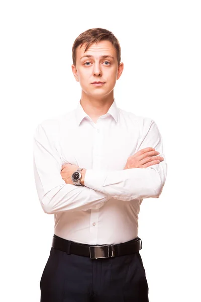 Joven hombre de negocios guapo en camisa blanca está de pie recta y cruzando las manos, retrato aislado sobre fondo blanco — Foto de Stock