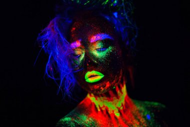 Güzel dünya dışı model ve kadın ile mavi heair neon ışık yeşil dudaklar. Floresan Makyajlı kadın Uv renkli makyaj ile poz sanat tasarım güzel model portresi olduğunu