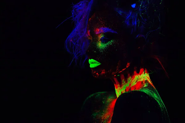 Hermosa mujer modelo extraterrestre con cabello azul y labios verdes en luz de neón. Es retrato del modelo hermoso con el maquillaje fluorescente, diseño del arte de posar femenino en ULTRAVIOLETA con el maquillaje colorido —  Fotos de Stock