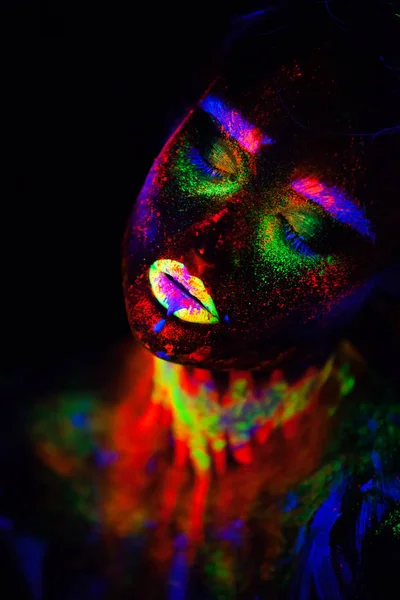 Bella donna modello extraterrestre in luce al neon. È ritratto di bel modello con trucco fluorescente, Progetto artistico di femmina che posa in UV con trucco colorato. Isolato su sfondo nero — Foto Stock