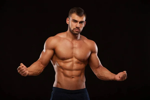 Sterke atletische Man Fitness Model Torso weergegeven: zes pack abs. geïsoleerd op zwarte achtergrond met copyspace — Stockfoto