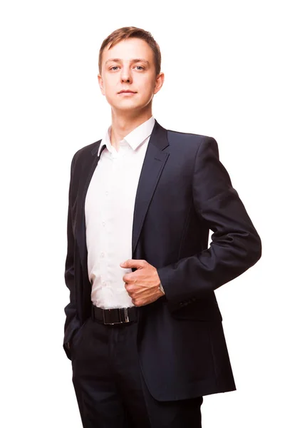Νεαρός επιχειρηματίας όμορφος σε μαύρο κοστούμι στέκεται ίσια και βάζοντας τα χέρια στις τσέπες, πορτρέτο που απομονώνονται σε λευκό φόντο — Φωτογραφία Αρχείου