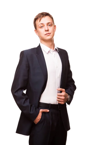 Νεαρός επιχειρηματίας όμορφος σε μαύρο κοστούμι στέκεται ίσια και βάζοντας τα χέρια στις τσέπες, πορτρέτο που απομονώνονται σε λευκό φόντο — Φωτογραφία Αρχείου