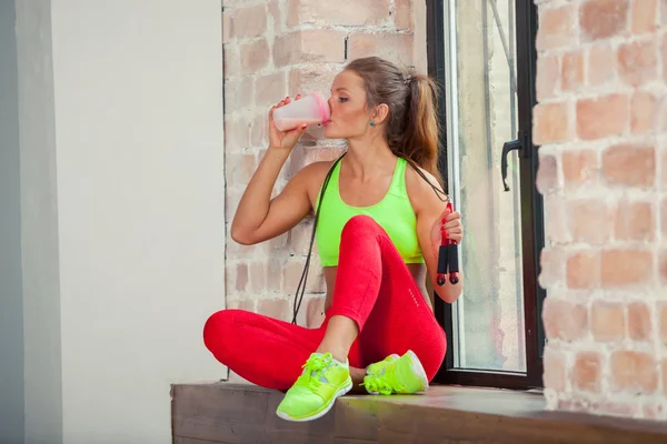 Belle jeune fille boit un smoothie fitness . — Photo