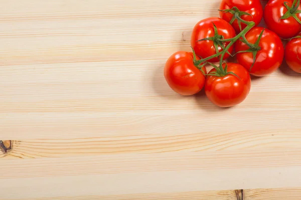 Tomates rojos frescos en la mesa de madera, aislados — Foto de Stock