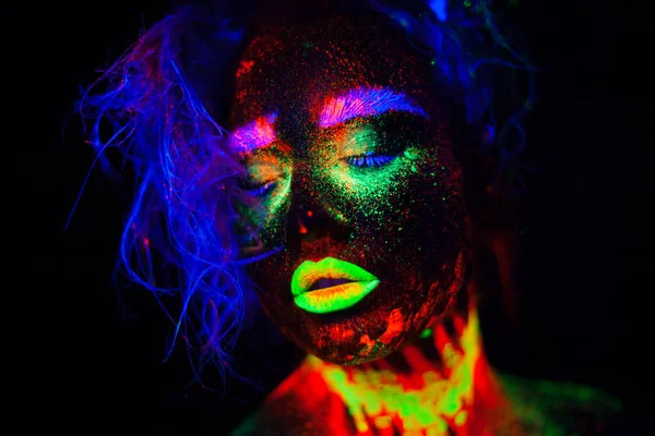 Mulher modelo extraterrestre bonita com heair azul e lábios verdes em luz de néon. É retrato de modelo bonito com maquiagem fluorescente, design de arte da fêmea posando em UV com maquiagem colorida — Fotografia de Stock