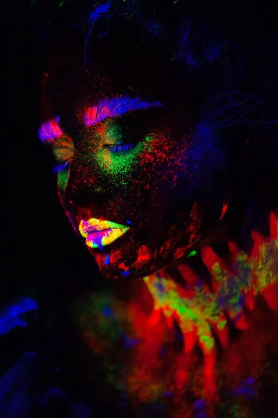 Schöne außerirdische Model-Frau im Neonlicht. Es ist das Porträt eines schönen Modells mit fluoreszierendem Make-up, Kunstdesign von Frauen, die in UV mit buntem Make-up posieren. isoliert auf schwarzem Hintergrund — Stockfoto