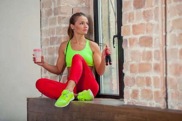 Bela jovem está bebendo um smoothie fitness. Conceito de estilos de vida saudáveis . — Fotografia de Stock