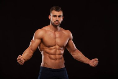 Güçlü atletik erkek Fitness Model siyah arka plan ile boşaltmak izole altı bohça abs. gösterilen gövde