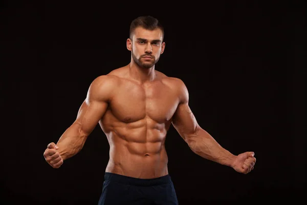 Güçlü atletik erkek Fitness Model siyah arka plan ile boşaltmak izole altı bohça abs. gösterilen gövde — Stok fotoğraf