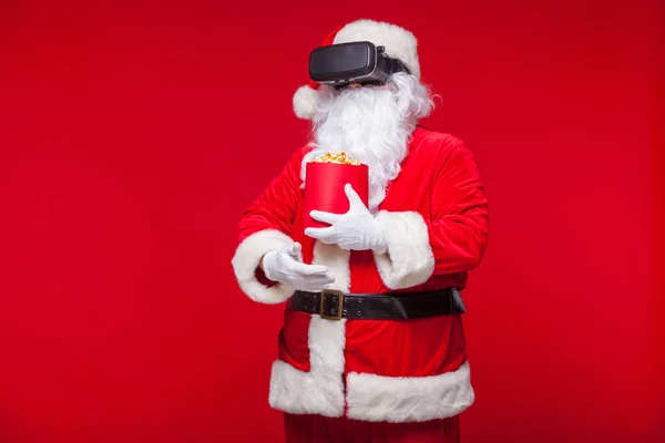 Père Noël portant des lunettes de réalité virtuelle et un seau rouge esprit — Photo