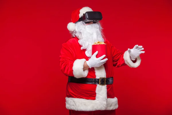 Père Noël portant des lunettes de réalité virtuelle et un seau rouge esprit — Photo