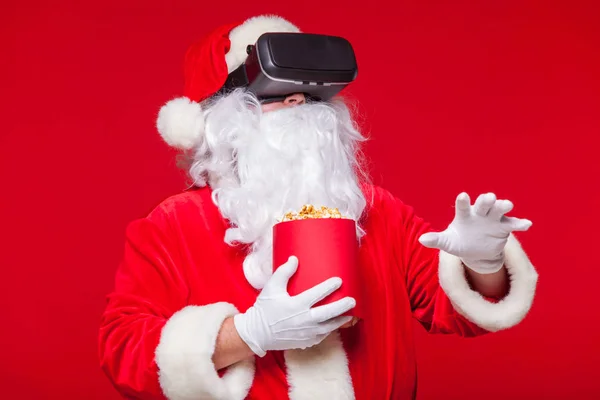 Babbo Natale indossa occhiali di realtà virtuale e un secchio rosso arguzia — Foto Stock