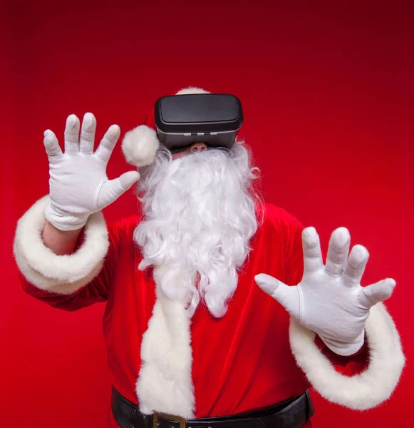 Père Noël portant des lunettes de réalité virtuelle, sur fond rouge. Noël — Photo