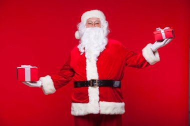 Noel. Fotoğraf Noel xmas hediye veriyor ve kamera, kırmızı bir arka plan üzerinde bakıyorsun baba