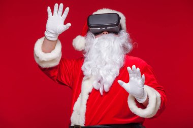 Noel Baba sanal gerçeklik üzerinde kırmızı bir arka plan üzerinde koruyucu gözlük. Noel