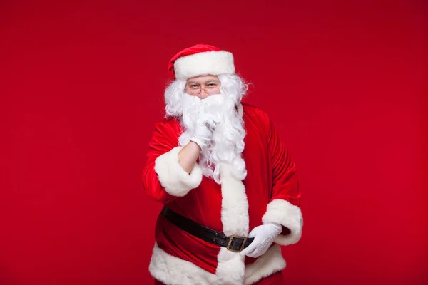 Santa Claus baila aislado sobre fondo rojo . —  Fotos de Stock