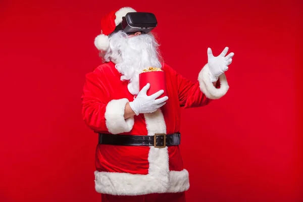 Weihnachtsmann mit Virtual-Reality-Brille und rotem Eimer-Witz — Stockfoto