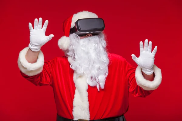 Père Noël portant des lunettes de réalité virtuelle, sur fond rouge. Noël — Photo