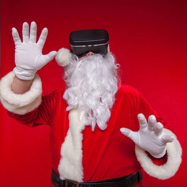 Père Noël portant des lunettes de réalité virtuelle, sur fond rouge. Noël — Photo