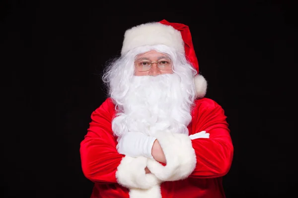 Weihnachten. Weihnachtsmann-Porträt lächelnd vor schwarzem Hintergrund. — Stockfoto