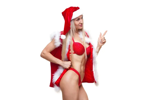 Til jul. Sport, aktivitet. Muskuløs, vakker, sexy jente med julenisseklær isolert på hvitt – stockfoto
